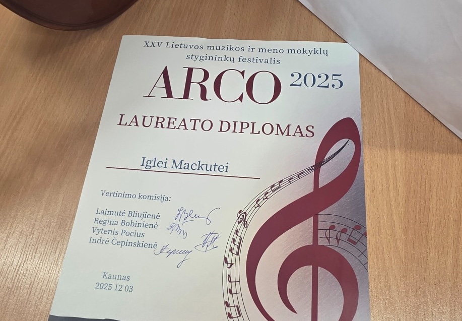 Puikus mažosios violončelistės debiutas