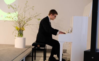 Skambėjo muzika, žydėjo žodžiai